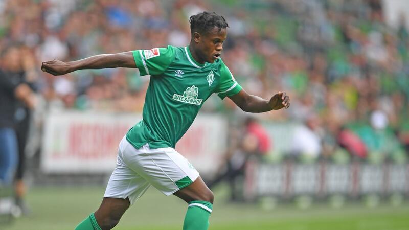 Werders Abdenego Nankishi am Ball.