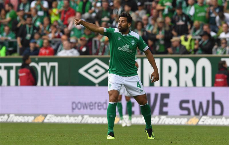 Werders Claudio Pizarro gibt nach seiner Einwechslung Anweisungen. Foto: Carmen Jaspersen/dpa
