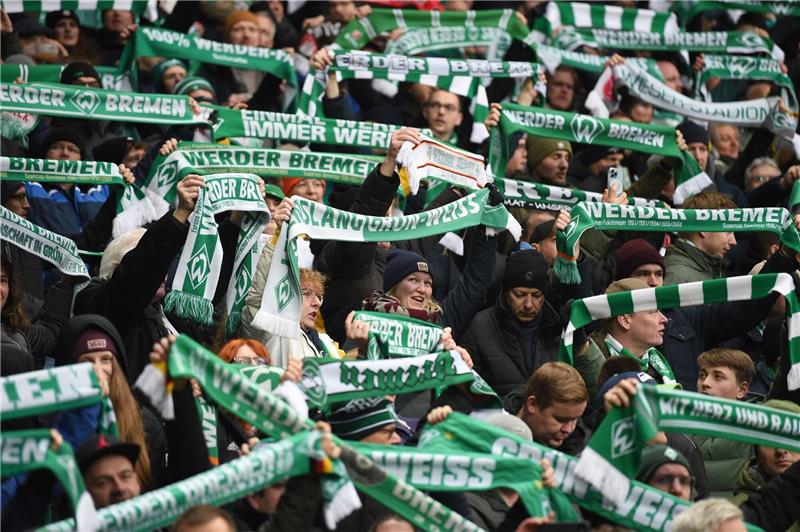 Werders Fans schwenken ihre Fahnen.