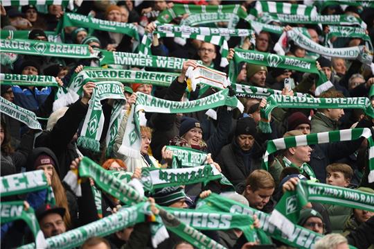 Werders Fans schwenken ihre Fahnen.