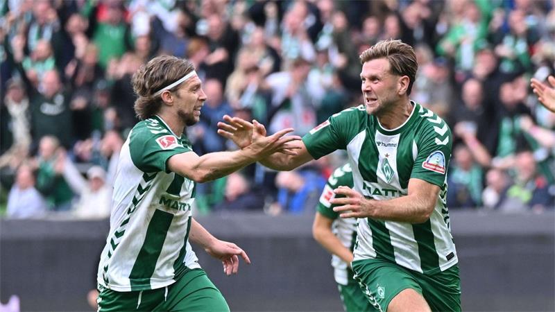 Werders Helden: Niclas Füllkrug (r) und Mitchell Weiser drehten das Spiel gegen den FC Augsburg für Werder Bremen. beide schossen die späten Tore zum 3:2-Sieg nach 0:2-Rückstand.