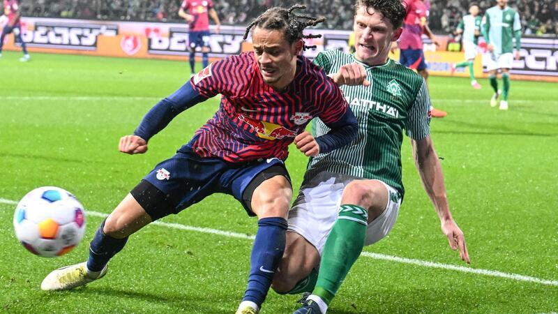 Werder ärgert Leipzig und trotzt RB einen Punkt ab Werders Jens Stage (r) und Leipzigs Xavi Simons kämpfen um den Ball.