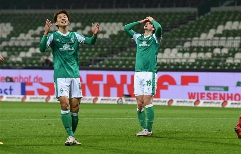 Werders Josh Sargent (rechts) ärgert sich mit Yuya Osako über einer vergebene Chance. Foto: Carmen Jaspersen/dpa