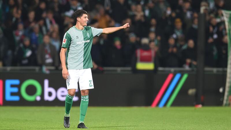 Werders Julian Malatini jubelt über sein Tor.