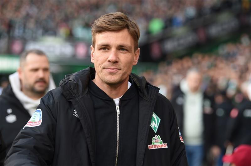 Nach Neuer-Unfall: Werder setzt auf Eigenverantwortung der Spieler Werders Leiter der Scouting Abteilung, Clemens Fritz auf dem Weg zur Bank. Foto: Carmen Jaspersen/dpa