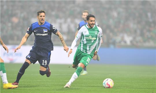 Werders Leonardo Bittencourt (r) kämpft gegen Herthas Stevan Jovetic um den Ball. Der Mittelfeldspieler wünscht sich einen Verbleib seines Mitspielers Niclas Füllkrug bei Werder Bremen. Foto: Carmen Jaspersen/Deutsche Presse-Agentur GmbH/dpa