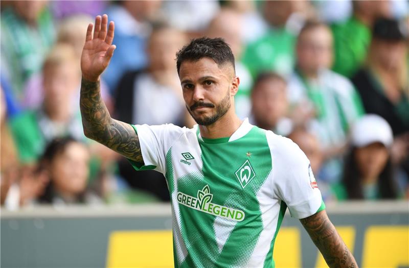 Werders Leonardo Bittencourt verlässt das Spielfeld.