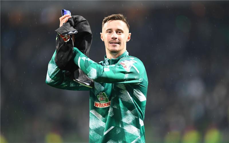 Sportgericht reduziert Sperre von Werders Friedl Werders Marco Friedl bedankt sich nach dem Sieg bei den Fans.