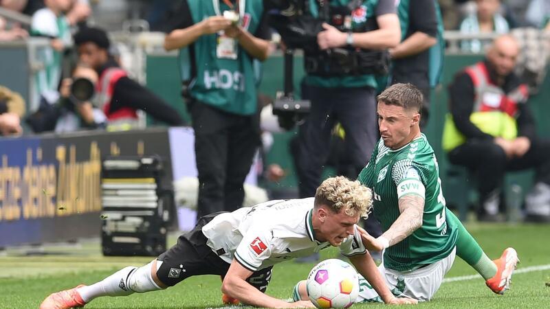 Ausgleich in letzer Minute sorgt für Werder-Rückschlag im Rennen um Europapokalplatz Werders Marco Friedl (r) kämpft gegen Gladbachs Robin Hack um den Ball.