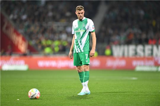 Werders Marvin Ducksch beim Freistoß. Ducksch ist derzeit Stammspieler. Foto: Carmen Jaspersen/Deutsche Presse-Agentur GmbH/dpa