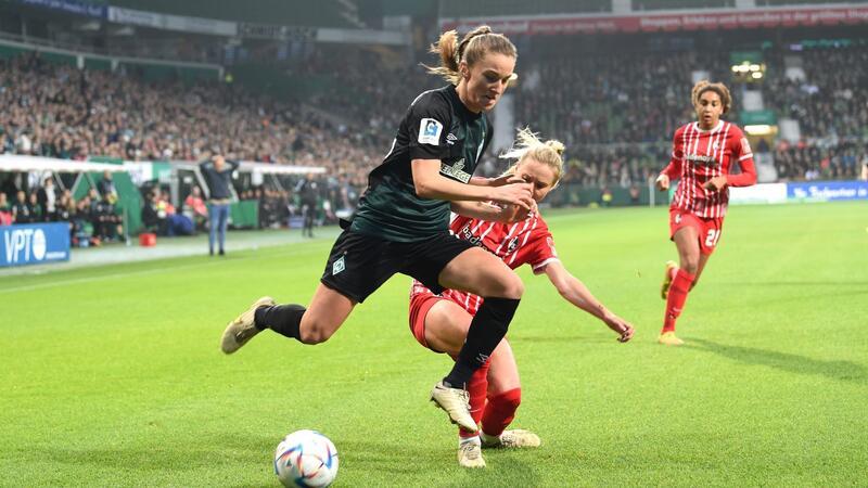 Abwehrspielerin Brandenburg bleibt bei Werder Bremen Werders Michaela Brandenburg (l) kämpft gegen Freiburgs Judith Steinert um den Ball.