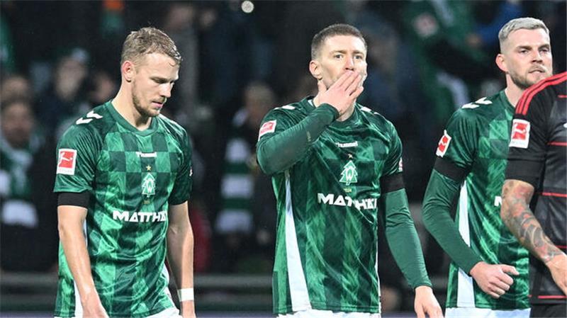 Werders Mitchell Weiser (M) freut sich mit Marco Grüll (l) und Marvin Ducksch im Weserstadion über sein Tor zum 3:1.