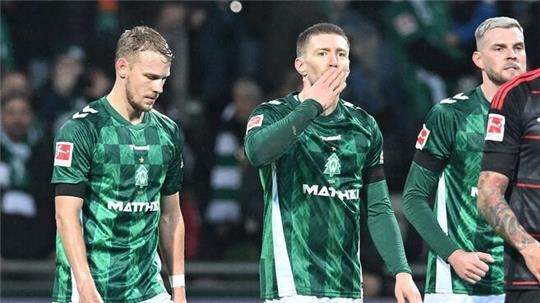 Werders Mitchell Weiser (M) freut sich mit Marco Grüll (l) und Marvin Ducksch im Weserstadion über sein Tor zum 3:1.
