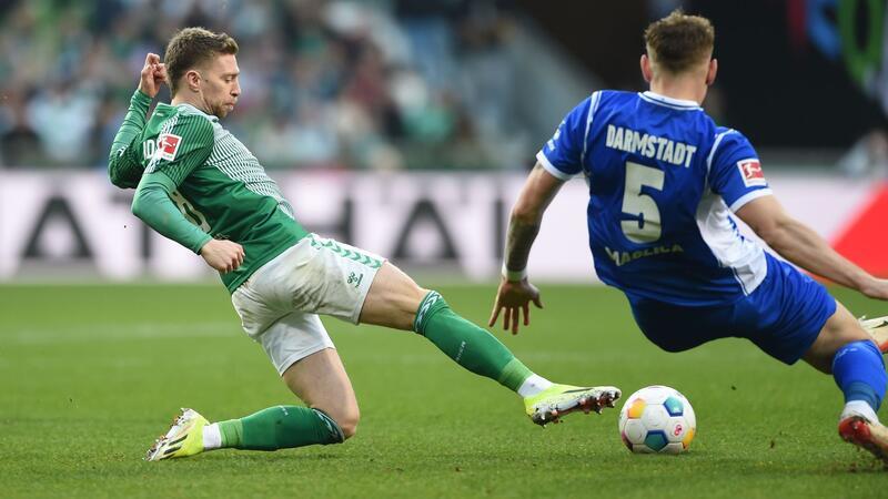 Werder im Videobeweis-Glück – Darmstadt wittert „Skandal“ Werders Mitchell Weiser (links) kämpft gegen Darmstadts Matej Maglica um den Ball.