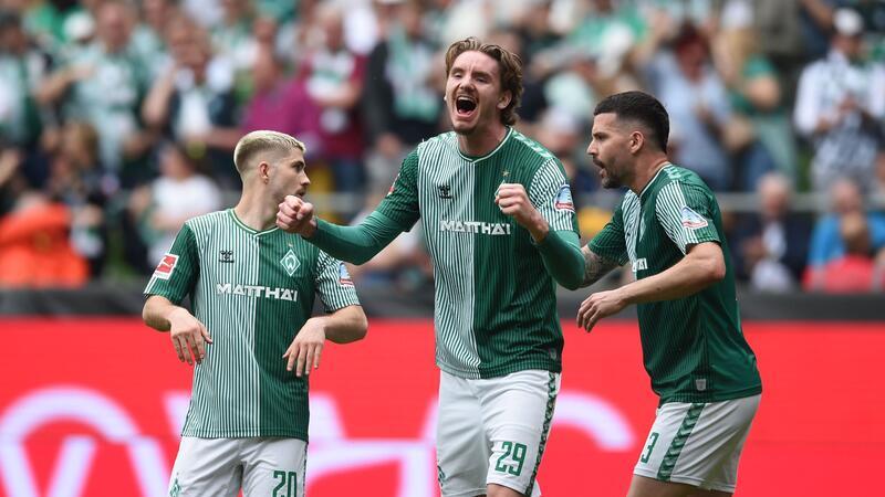 Werders Nick Woltemade (M) jubelt über sein Tor zum 1:1, links Romano Schmid und rechts Anthony Jung.