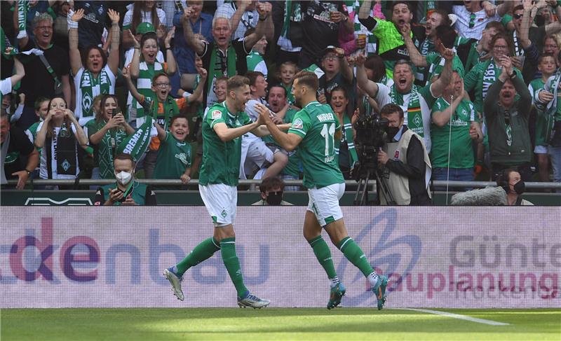 Vertrag bei Werder verlängert: Ducksch hofft auch auf Füllkrug-Verbleib Werders Niclas Füllkrug (r) jubelt mit Marvin Ducksch über ein Tor. Foto: Carmen Jaspersen/dpa