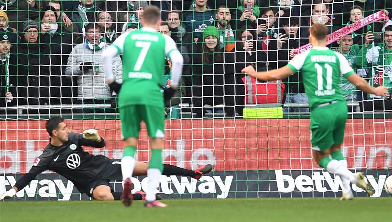 Werders Niclas Füllkrug (r) verwandelt einen Elfmeter zum 1:0 gegen Wolfsburgs Torwart Koen Castels (l). Foto: Carmen Jaspersen/dpa