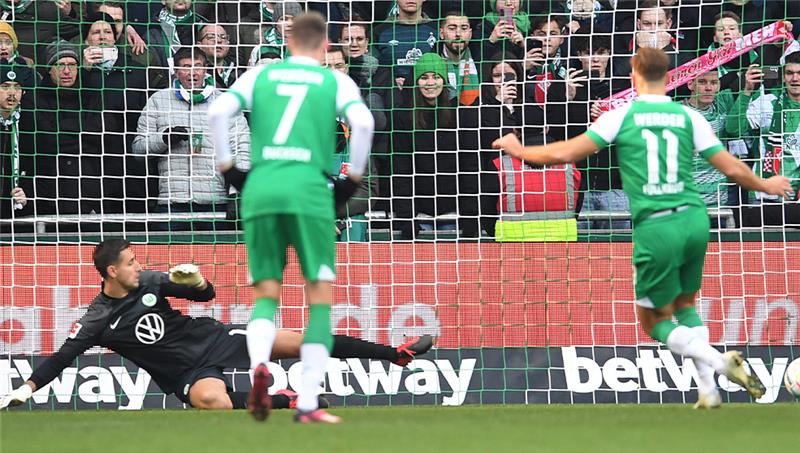 Werder Bremen beendet Negativserie gegen Wolfsburg Werders Niclas Füllkrug (r) verwandelt einen Elfmeter zum 1:0 gegen Wolfsburgs Torwart Koen Castels (l). Foto: Carmen Jaspersen/dpa