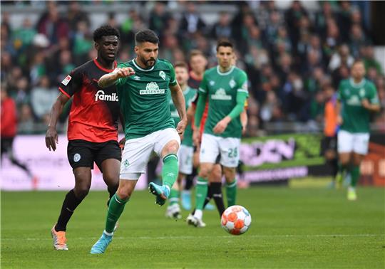 Werders Nicolai Rapp (r) kämpft gegen Kiels Kwasi Wriedt um den Ball.