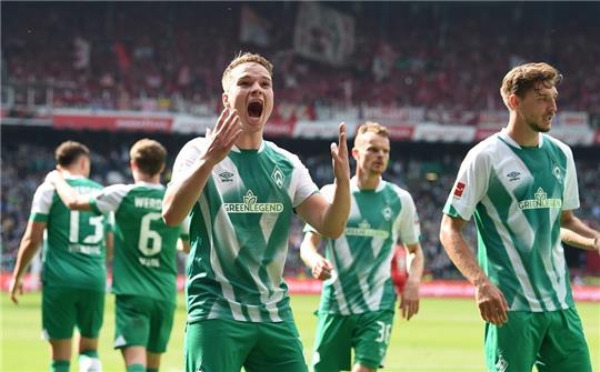 Werders Niklas Schmidt jubelt über das Tor zum 1:1. Foto: Carmen Jaspersen/dpa