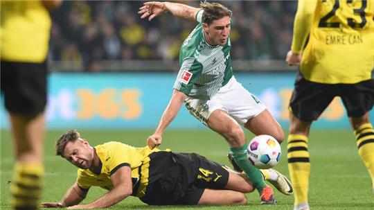 Werders Niklas Stark (r) kämpft gegen Dortmunds Niclas Füllkrug um den Ball.