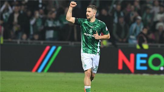 Werders Romano Schmid jubelt nach seinem Tor zum 2:2. 