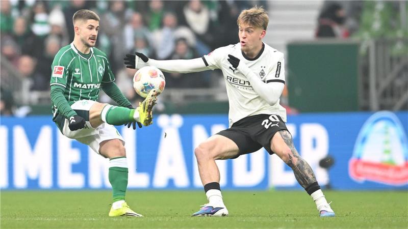Ausgleich in der Nachspielzeit: Werder rettet spätes 1:1 Werders Romano Schmid (l) wird vom Gladbacher Luca Netz gebremst.