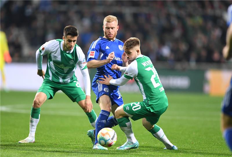 Werder Bremen bestreitet Testspiel beim FC Schalke 04 Werders Romano Schmid (re.) und Ilia Gruev (li.) kämpfen gegen Schalkes Florent Mollet um den Ball. Foto: Carmen Jaspersen/dpa