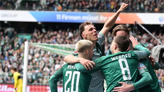 Werders Spieler jubeln über das Tor zum 2:0.