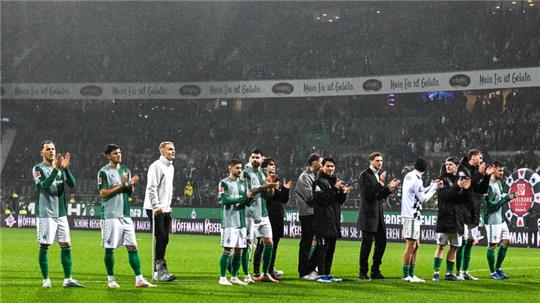 Werders Spieler verabschieden sich nach dem Unentschieden gegen RB Leipzig von den Fans.