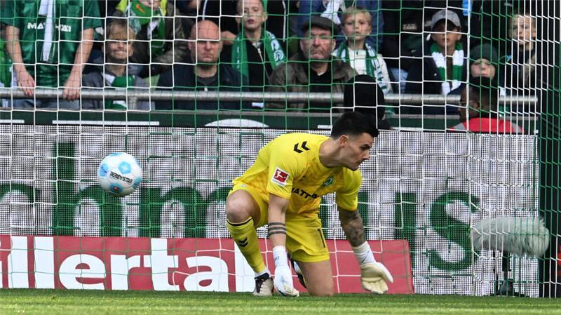 Ratlose Bremer vor Beginn einer Krise? Werders Torwart Michael Zetterer kann das Tor zum 0:1 nicht verhindern.