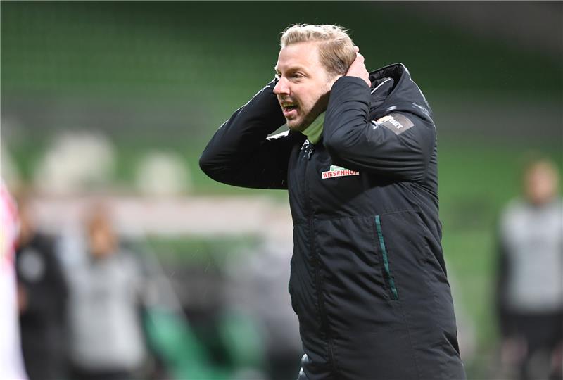 Werders Trainer Florian Kohfeldt gestikuliert am Spielrand, nachdem das Tor zum 1:1 annulliert wurde. Foto: Carmen Jaspersen/dpa