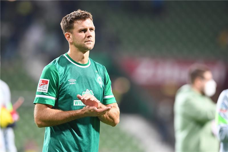 Werders glückloser Stürmer Niclas Füllkrug bedankt sich nach der Niederlage bei den Fans. Foto: Carmen Jaspersen/dpa