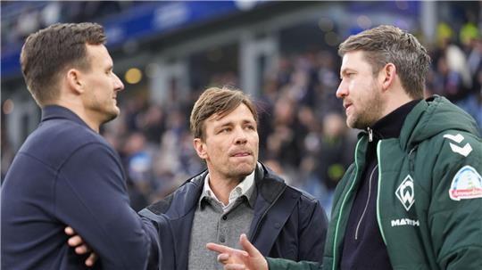 Werders sportliche Leitung: Leiter Profifußball Peter Niemeyer (r) und Geschäftsführer Clemens Fritz (m) - hier im Gespräch mit HSV-Sportdirektor Claus Costa.