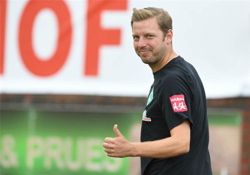 Werders trainer Florian Kohfeldt gestikuliert an der Seitenlinie. Foto: Carmen Jaspersen/dpa