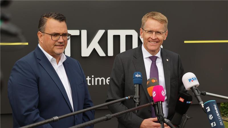 Kieler Werft hofft auf kanadischen U-Boot-Auftrag Werftchef Oliver Burkhard (links) hatte Schleswig-Holsteins Ministerpräsident Daniel Günther (CDU) zu Besuch.