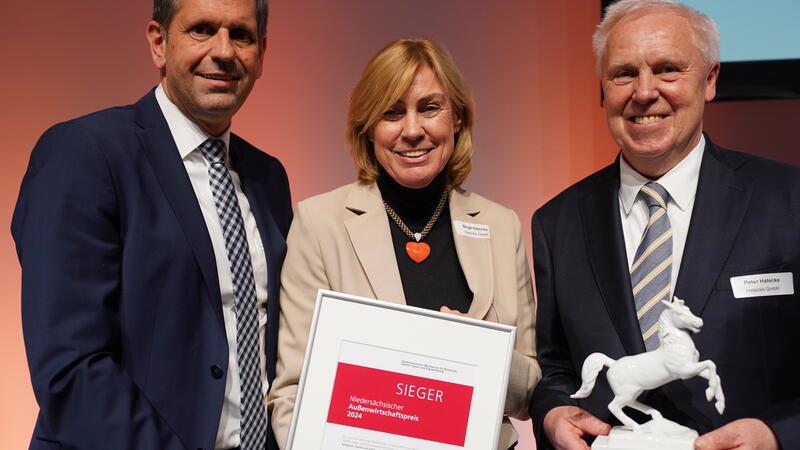 Werftchef Peter Hatecke (rechts) und Ehefrau Birgit bei der Überreichung des Niedersächsischen Außenwirtschaftspreises durch Wirtschaftsminister Olaf Lies.