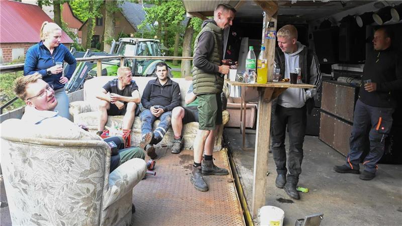 Werkeln und chillen: Das schließt sich bei der „Veeerser Ballerbude“ nicht aus. Sofas dürfen natürlich nicht fehlen. Am Freitag sind die Freunde beim Hurricane in Scheeßel am Start.