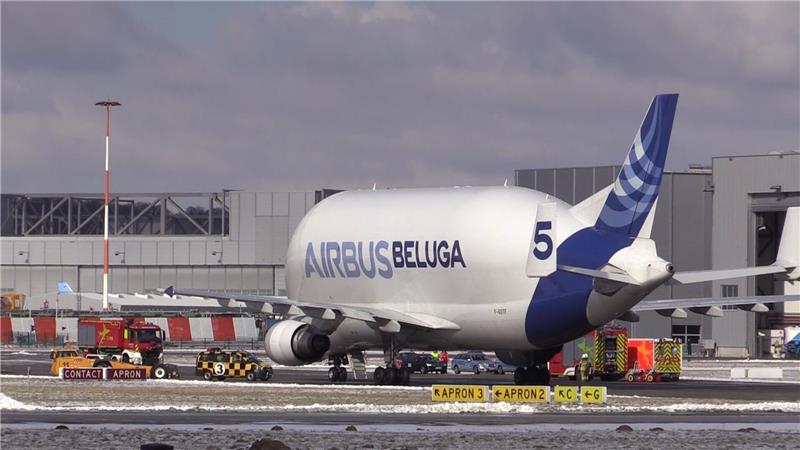 Rauch im Cockpit: Airbus-Beluga muss notlanden Werksfeuerwehr und Polizei empfingen den Beluga bei der Notlandung in Finkenwerder. Sie mussten aber nicht eingreifen. Die dreiköpfige Crew blieb unverletzt. Foto Hellwig