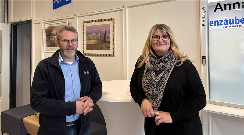 Werkstattleiter Michael Leska und Fachbereichleiterin Ute Mahler von den Schwinge Werkstätten freuen sich über die Neueröffnung der Schneiderei Fadenzauber.