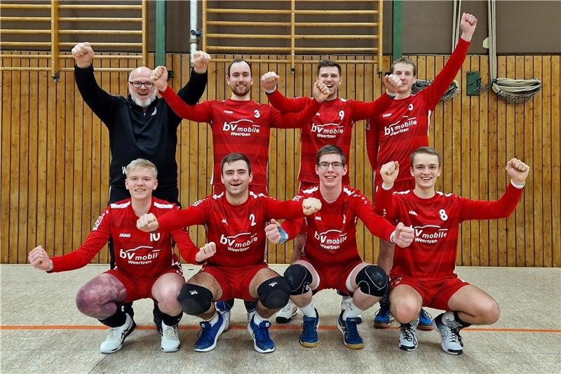 Werner Behnken, Christian Hagenah, Christian Struck, Andre Sebastiani (h.v.l.), Thilo Löhden, Nick Poppe, Florian Behrens und Tom Löhden (v.v.l.). Foto: Verein