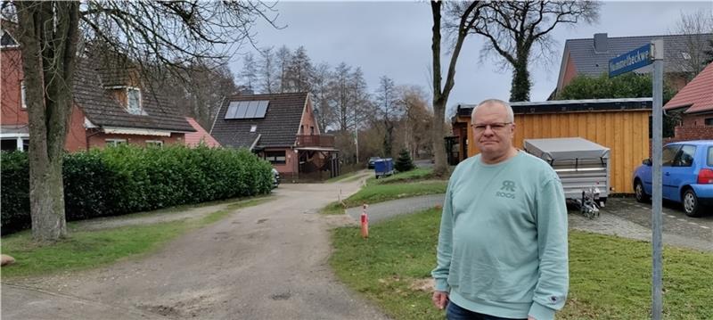 Werner Benz am Hummelbeckweg: Der Weg wird als Abkürzung genutzt, ist aber wegen des Rohrs, durch das der Bach unterirdisch fließt, nur beschränkt belastbar. Foto: Lohmann