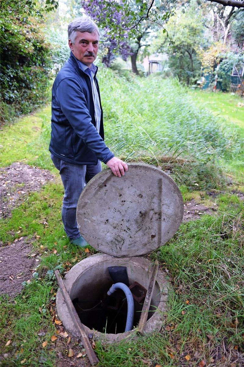 Werner Bernard zeigt seine Drei-Kammer-Kläranlage mit Schilfgürtel.