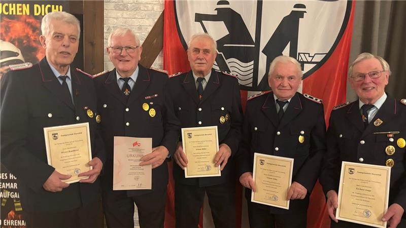 Werner Brunkhorst (Ortswehr Kakerbeck) und Heinz Tomforde (Ortswehr Ahlerstedt) wurden jeweils für 60 Jahre in der Feuerwehr geehrt. Johann Müller (Ortswehr Wohlerst) und Johann Aldag (Ortswehr Ahlerstedt) erhielten Urkunden für 65-jährige Dienstzeit. Gerhard Junge (Ortswehr Wohlerst) wurde für 70 Jahre geehrt (von links).