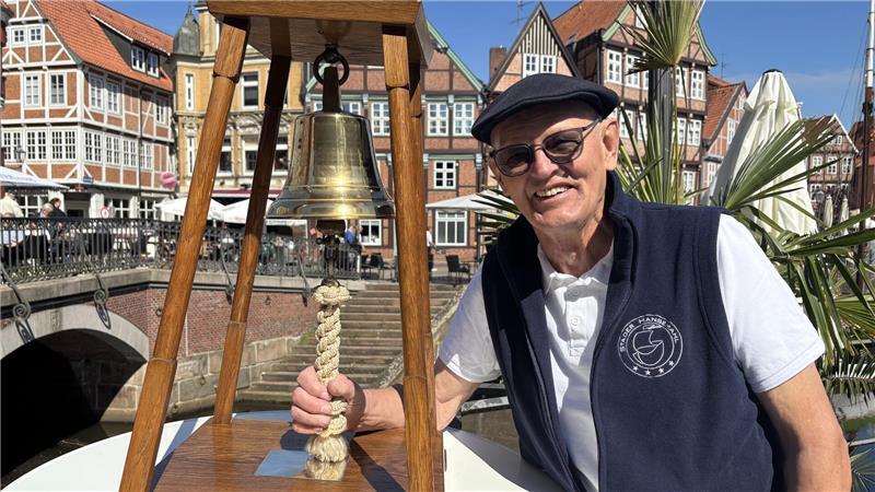 Stader Hansemahl der Brüderschaften: So gelingt das perfekte Spiegelei Werner Hecker von der St.-Pankratii-Brüderschaft eröffnete das Hansemahl traditionell mit der Glocke.
