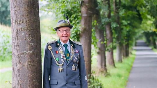 Werner Heinsohn an seinem Königsbaum, den er vor 35 Jahren gepflanzt hat.