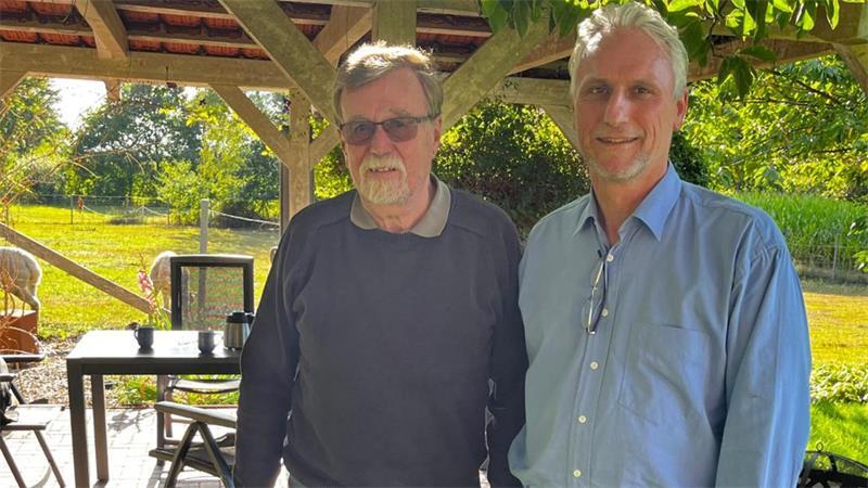 AfD-Landratskandidat in Stade: Wer ist Werner Jacobs? Werner Jacobs und der AfD-Sprecher Helmut Wiegers (links).