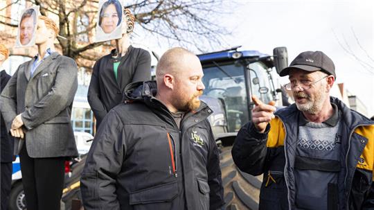 Werner Koslowski (rechts) aus Wohnste mit Sohn Dirk bei der Kundgebung in Hannover.