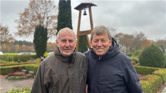 Werner Meier (links) und Johann Meier waren federführend bei der Errichtung des neuen Glockenturms.