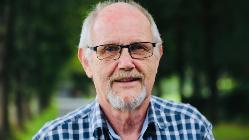 Werner Müller hat bereits zwei Königsbäume gepflanzt, kümmert sich aber vor allem um das Bewässern der neu gepflanzten Linden.